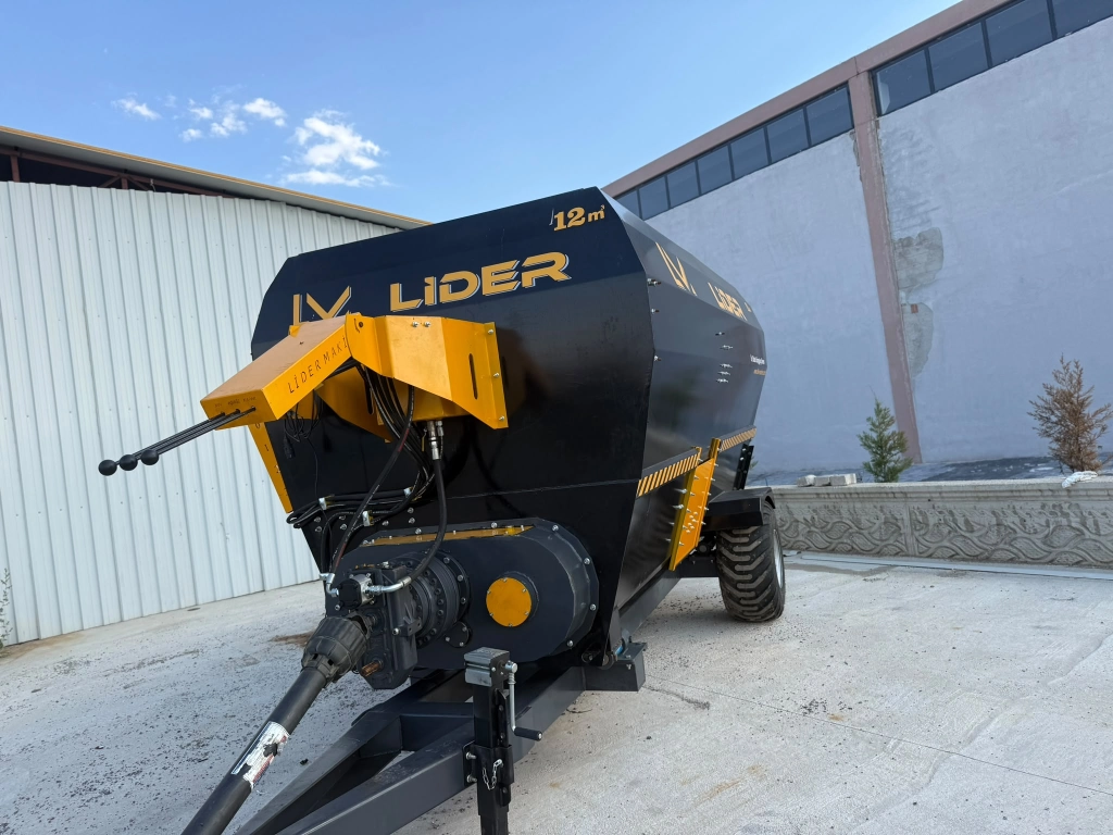 12 M³ • Double Screw • Electronic Weighing • Feed Mixing and Distribution