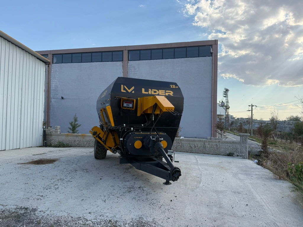 12 M³ • Double Screw • Electronic Weighing • Feed Mixing and Distribution